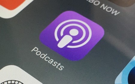 Distribución podcast. Logotipo de Apple Podcasts, el antiguo iTunes, en la pantalla de un móvil